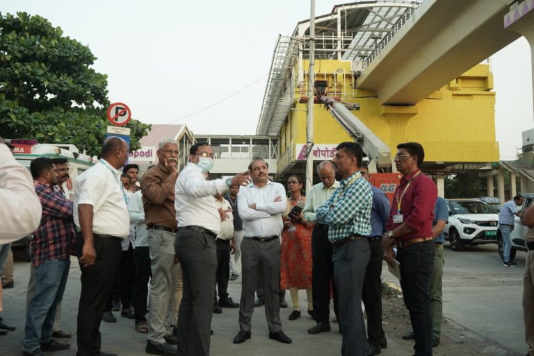 रस्त्यावरील बेवारस गाड्या तसेच अडगळीच्या वस्तू उचलून त्यांची विल्हेवाट लावा,अतिक्रमणे काढा -विक्रम कुमारांचे आदेश