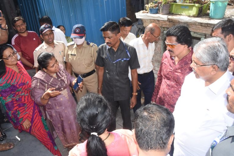 टिंबर मार्केट येथील आगीच्या घटनास्थळाची पालकमंत्र्यांकडून पाहणी