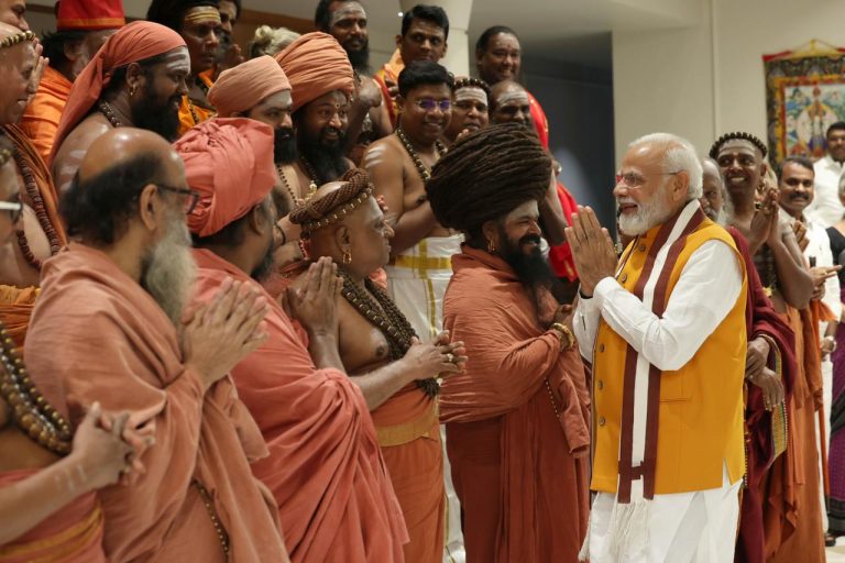 नवीन संसद भवनात सेंगोल (राजदंड) ची स्थापना करण्याआधी पंतप्रधानांनी घेतला अधिनमचा आशीर्वाद