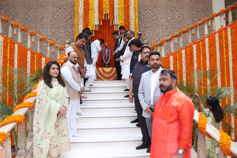 स्वातंत्र्यवीर सावरकर भारतीय स्वातंत्र्य प्राप्तीसाठी सशक्त क्रांतीचा पुरस्कार करणारे महान देशभक्त -मुख्यमंत्री एकनाथ शिंदे