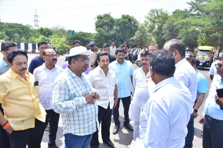 झाराप आणि इन्सुली पुलासाठी 68 कोटी, व्हाईट टॉपींगसाठी 38 कोटी आंबोली – रेडी रस्ता क्राँक्रीटीकरणाचा प्रस्ताव-सार्वजनिक बांधकाम मंत्री रविंद्र चव्हाण