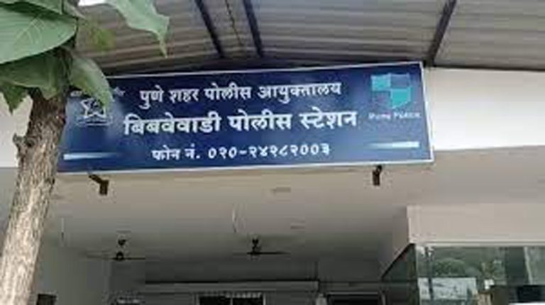 विना हेल्मेटवरून वाद:पोलीस ठाण्यात नेल्यावर पोलिसाच्याच कानशिलात लगावली -दोघांना अटक