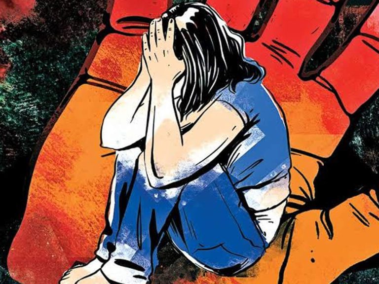 कामावरून काढून देण्याची धमकी देत बँक अधिकाऱ्याने केला महिला कर्मचाऱ्यांचा विनयभंग
