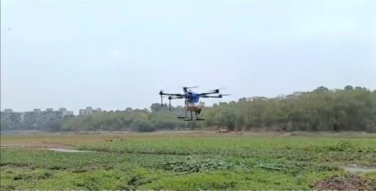 कात्रजच्या पेशवेकालीन धरणातील पाण्यावर डास प्रतिबंधक औषधांची ड्रोनने  फवारणी