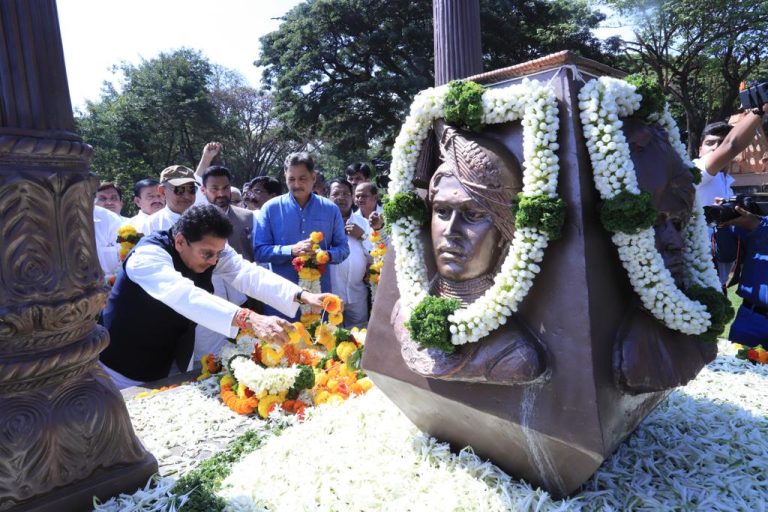 १०० सेकंद कोल्हापूर जिल्हा स्तब्ध; लोकराजाला कोल्हापूरकरांची अनोखी मानवंदना