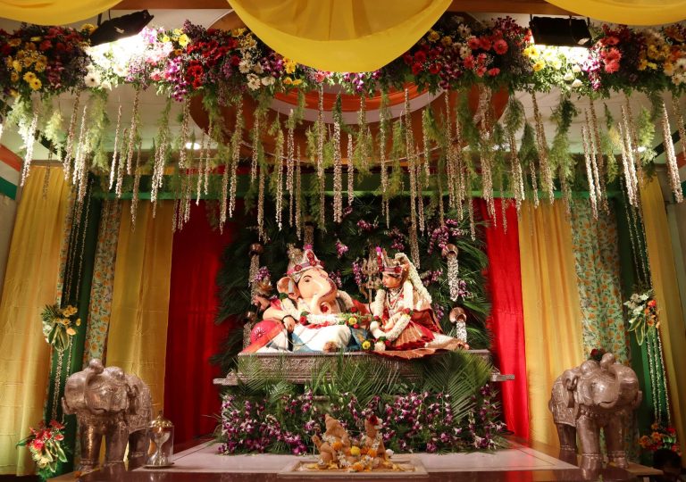 मंडईच्या शारदा गजाननाला चंदन उटी लेपन आणि मोगरा महोत्सव 