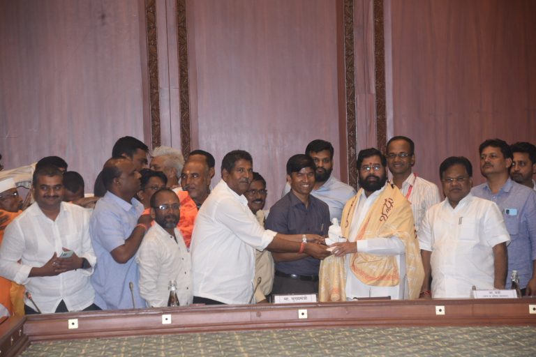 श्री साईबाबा संस्थानमधील कंत्राटी कर्मचाऱ्यांच्या शिष्टमंडळाने घेतली मुख्यमंत्र्यांची भेट