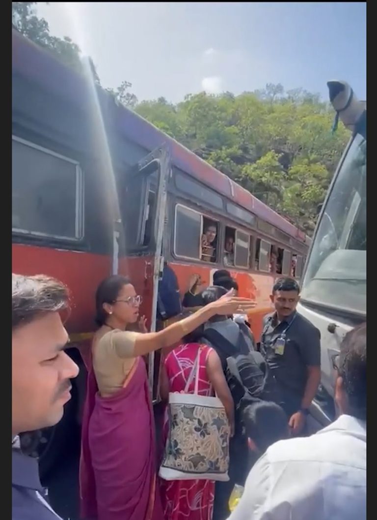 कात्रज घाटात एसटी बस पडली बंद, सुप्रिया सुळे यांनी पहा काय केले …
