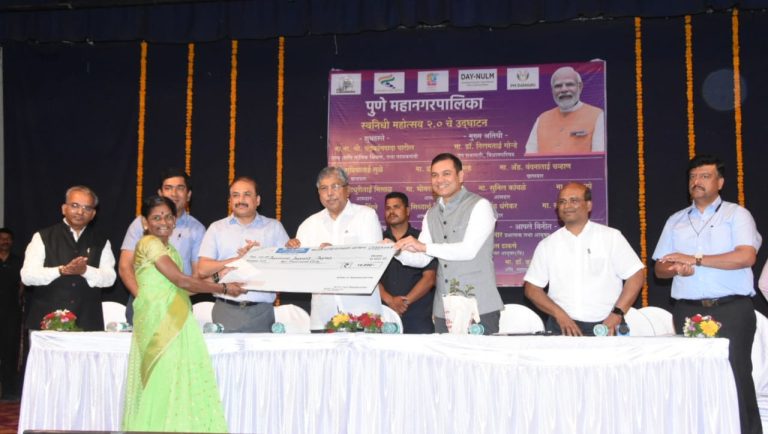 पथविक्रेत्यांच्या मुलांच्या शिक्षणासाठी सहकार्य करणार – पालकमंत्री चंद्रकांत पाटील