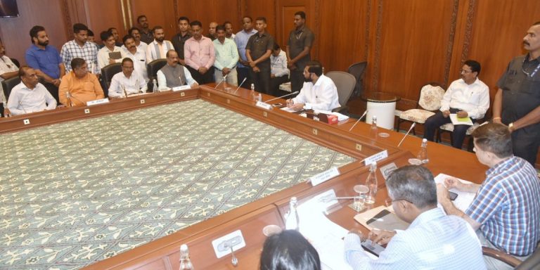 प्रकल्प रखडवणाऱ्या आणि विस्थापित झालेल्या कुटुंबांना भाडे न देणाऱ्या विकासकांवर कारवाई करा– मुख्यमंत्री एकनाथ शिंदे