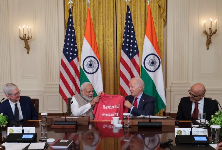 बायडेन यांनी मोदींना AI लिहिलेला टी-शर्ट गिफ्ट दिला