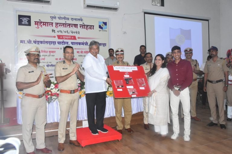 पालकमंत्री चंद्रकांतदादा पाटील यांच्या हस्ते ५ कोटी ७५ लाख रुपयांचा मुद्देमाल नागरिकांना हस्तांतरीत