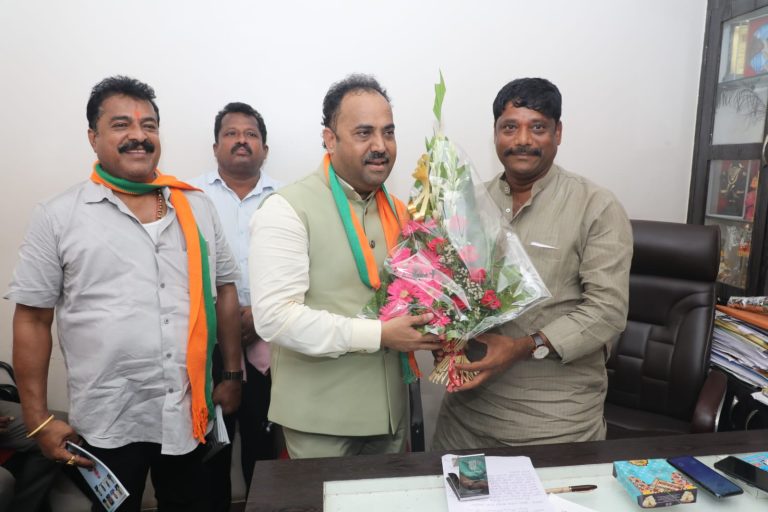 माजी खासदार संजय काकडे आणि कॉंग्रेस आमदार धंगेकर यांच्या भेटीत नेमके झाले काय ?