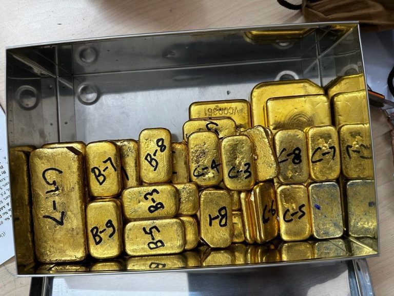 दुरांतो एक्सप्रेसमध्ये,कमरेच्या पट्ट्यात दडवलेले  पावणेआठ कोटीचे सोने पकडले; दोघांना अटक
