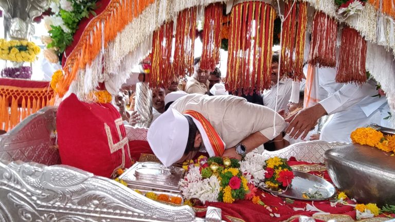 ज्ञानोबा, तुकोबांच्या पालखीचं पुण्यातून भक्तीमय वातावरणात प्रस्थान…