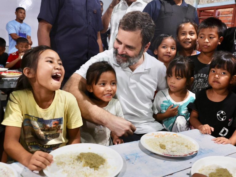 राहुल गांधींनी मणिपूर हिंसाचार पीडितांची घेतली भेट; मोइरांगच्या मदत शिबिरात पोहोचले