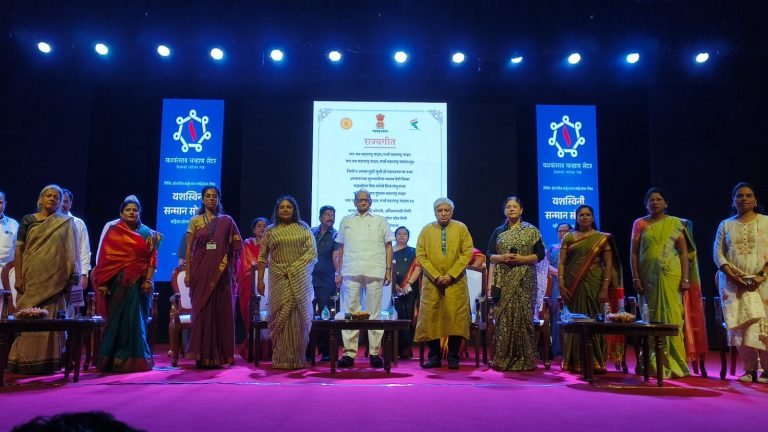 शबाना आझमी म्हणाल्या, ‘लुटनेवाला जायेगा, नया जमाना आयेगा,जावेद अख्तर म्हणाले ,काहीजण काळाचे चक्र उलटे फिरवू पाहत आहेत पण ते शक्य नसते .