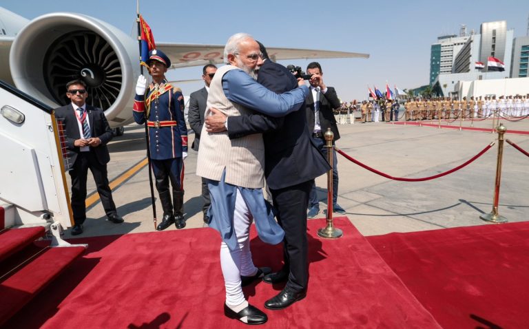इजिप्तच्या पंतप्रधानांनी केले मोदींचे स्वागत, विमानतळावर दिला गार्ड ऑफ ऑनर