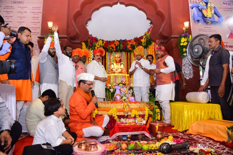 लाल महालातील  शिवराज्याभिषेक सोहळ्यात शरद पवारांचा उत्साहपूर्ण सहभाग