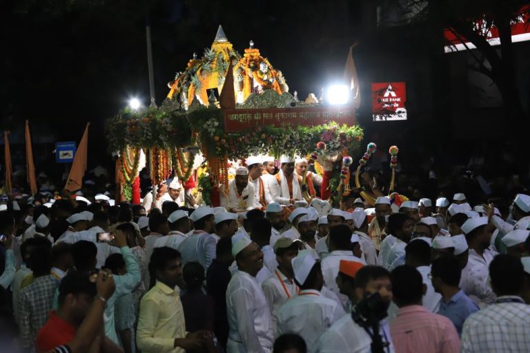 विठुनामाच्या गजरात ज्ञानोबा, तुकोबांच्या पालख्या पुण्यात विसावल्या.