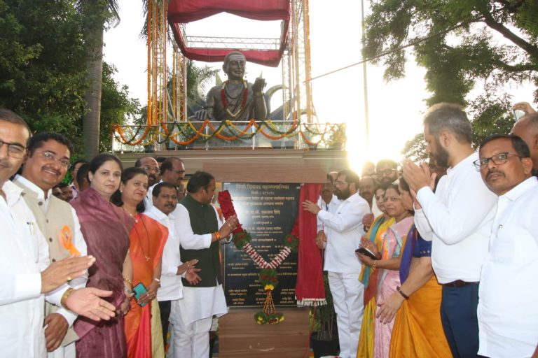निगडी येथे महात्मा बसवेश्वरांच्या पुतळ्याचे मुख्यमंत्री एकनाथ शिंदे यांच्याहस्ते अनावरण