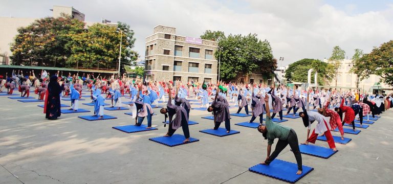 दोन हजार विद्यार्थी – विद्यार्थिनींकडून  योग प्रात्यक्षिके