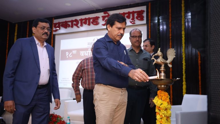 ग्राहक सेवेच्या गुणवत्तेत सातत्य राखा – लोकेश चंद्र