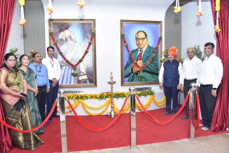 महावितरणमध्ये छत्रपती शिवाजी महाराज व डॉ. बाबासाहेब आंबेडकर यांच्या तैलचित्रांचे अनावरण