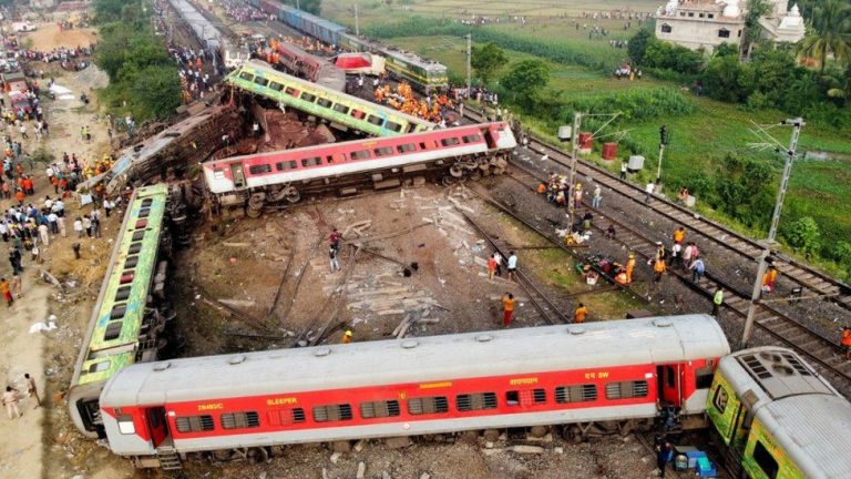 ओडिशात रेल्वे अपघातात 238 ठार, 900 हून अधिक जखमी; एक दिवसाचा राजकीय दुखवटा