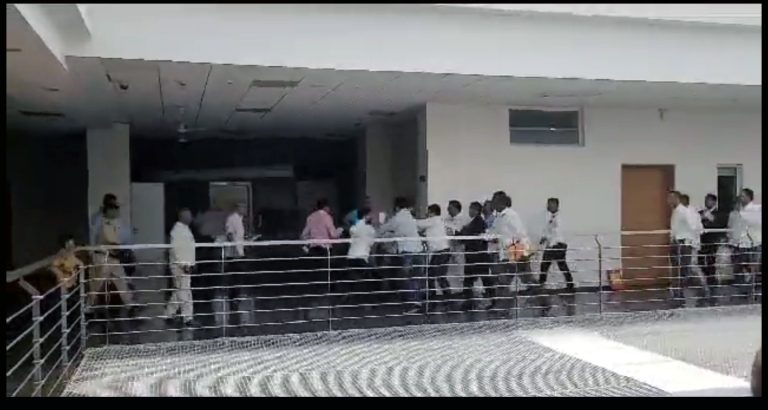 पुणे जिल्हाधिकारी कार्यालयातच शेताच्या जागेवरून मारहाण