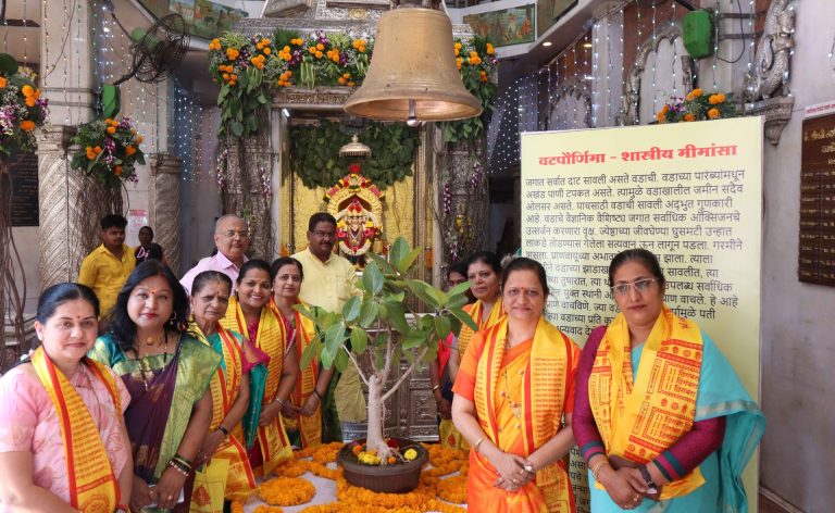 वडाची पाने व पारंब्यांनी सजले लक्ष्मीबाई दगडूशेठ दत्तमंदिर 