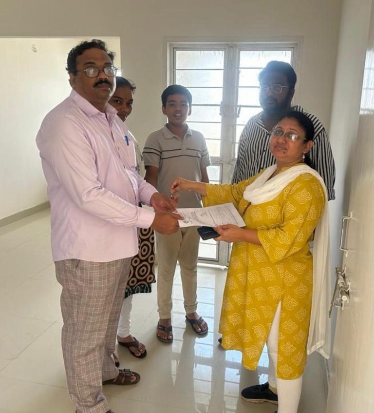 पंतप्रधान आवास योजनेतील भोसरी पेठ क्रमांक १२ मधील फ्लॅटचे ताबे देण्यास सुरुवात , पहिल्याच दिवशी २३४ लाभार्थ्यांना मिळाली घरे .. ४८०० घरे तयार