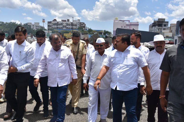 सार्वजनिक बांधकाम मंत्री रवींद्र चव्हाण यांच्याकडून सासवड -जेजुरी पालखी मार्गाची पाहणी