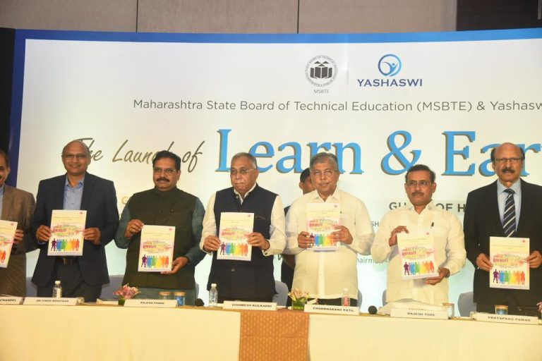 ‘कमवा आणि शिका’ योजनेच्या अंलमबजावणीसाठी लवकरच नवे धोरण-पालकमंत्री