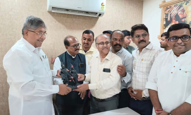 डिजिटल मीडिया संपादक व पत्रकार संघटनेकडून पालकमंत्री चंद्रकांत पाटील यांचे अभिष्टचिंतन