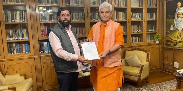 श्रीनगर येथे महाराष्ट्र भवनसाठी जागा देण्याची मुख्यमंत्र्यांची नायब राज्यपालांना विनंती