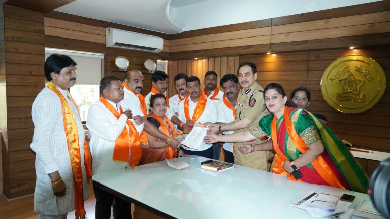 पुण्यात मुख्यमंत्र्यांची समाजमाध्यमांवर बदनामी करणाऱ्यांविरोधात तक्रार दाखल