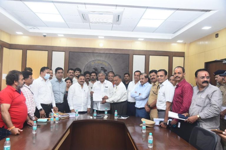 कर्वे रस्त्यावरील वाहतूककोंडी टाळून कॅरेज वेमध्ये पार्किंगला परवानगी द्या!