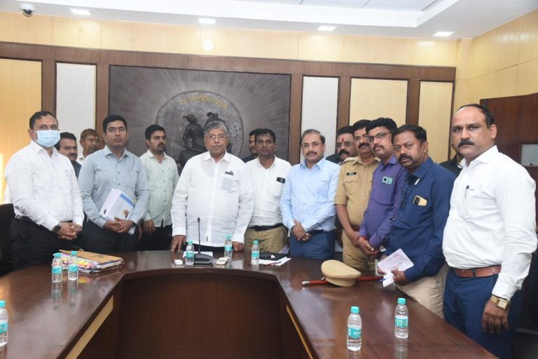 पुणे महापालिकेच्या शिक्षण सेवकांच्या मानधनाचा शासन आदेश तातडीने लागू करा-पालकमंत्री चंद्रकांतदादा पाटील