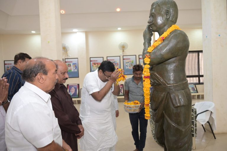 चंद्रशेखर आजादांच्या स्वप्नातील सुराज्य साकारण्याची जबाबदारी आपली : सुधीर मुनगंटीवार