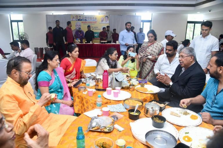 टिफीन बैठकीच्या माध्यमातून कार्यकर्त्यांनी लुटला संवादाच्या देवाण घेवाणीचा आनंद