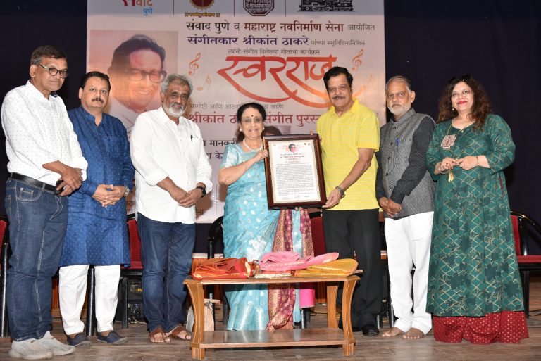 गुरुंच्या नावाने पुरस्कार हा आशीर्वादच-ज्येष्ठ पार्श्वगायिका उत्तरा केळकर यांचे उद्गार’श्रीकांत ठाकरे संगीत पुरस्कार प्रदान’