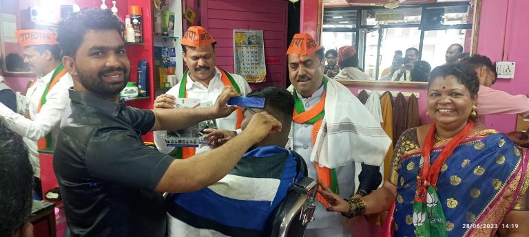 ‘मोदी@9’पुस्तक पोहोचविण्यासाठी माजी खासदार काकडेंची  पराकाष्ठा