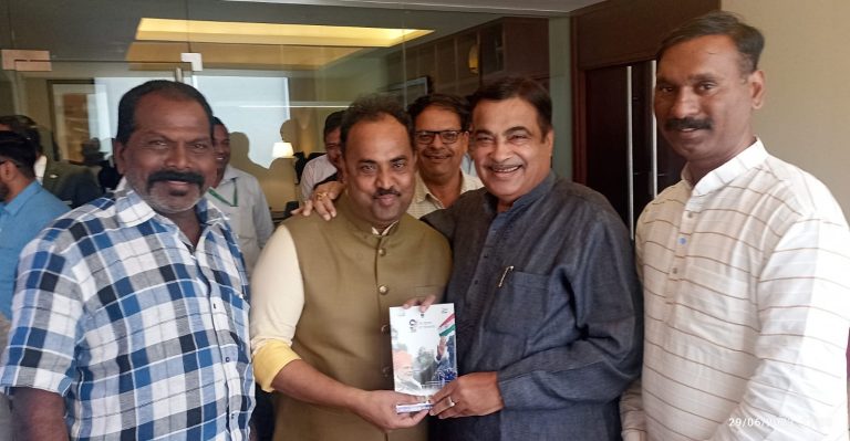 देशातील पहिला खासदार असेल जो मोदी सरकारच्या योजना घरोघरी पोहचवतोय!गडकरींची संजय काकडेंना शाबासकीची थाप!