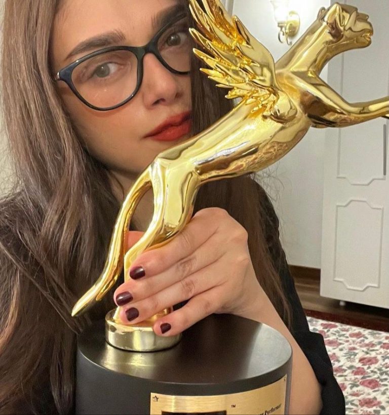 अदिती राव हैदरी हिच्या  “ज्युबिली” मधील उत्कृष्ट कामगिरीसाठी ट्रेलब्लेझर परफॉर्मर ऑफ द इयर चा पटकावला पुरस्कार ! 