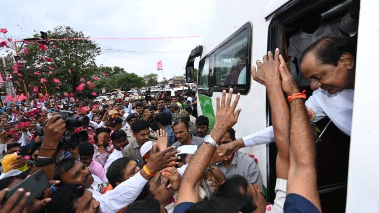 तेलंगणाचे मुख्यमंत्री केसीआर यांची शेकडो गाड्यांसह सोलापुरात सिंघम स्टाईलने एन्ट्री