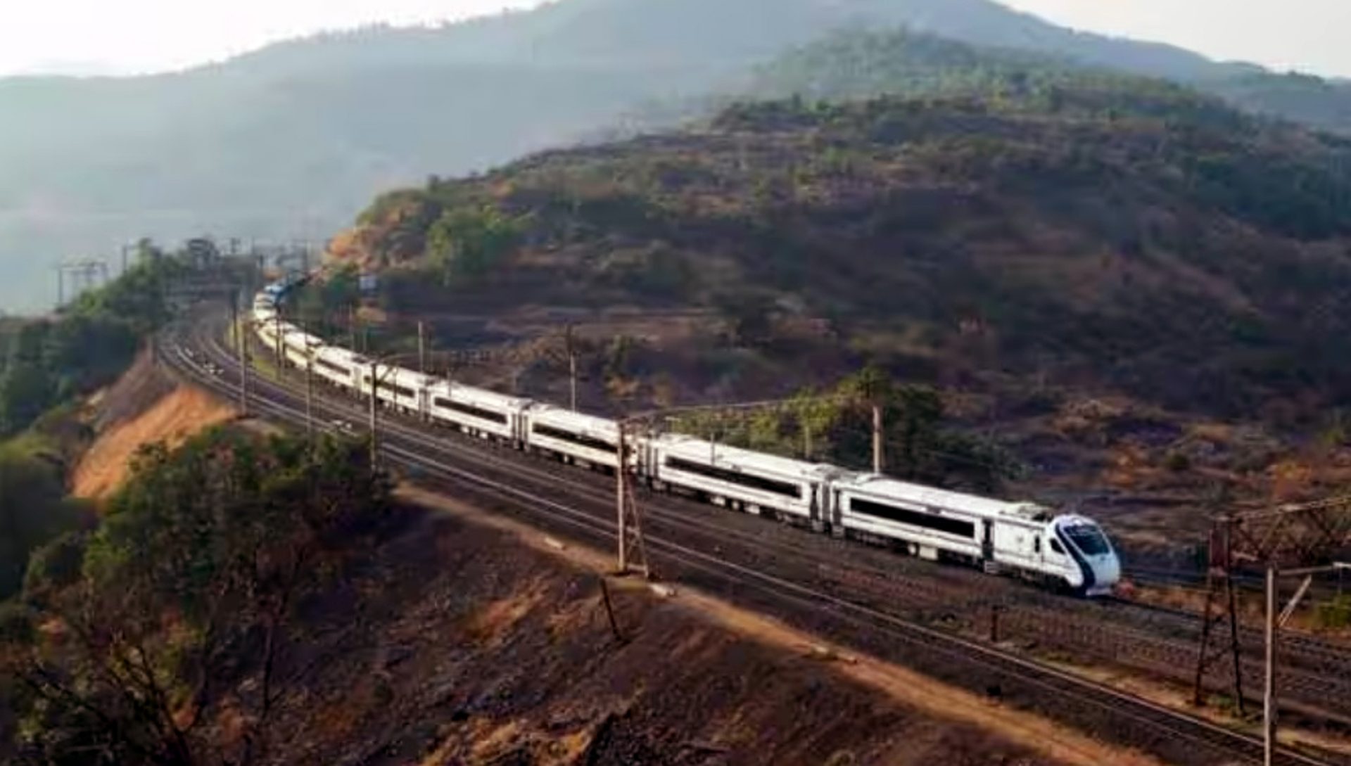 मुंबई ते गोवा दरम्यानचा प्रवास वंदे भारत रेल्वे सुमारे साडेसात तासांत पूर्ण करेल