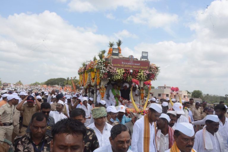 हरिनामाच्या गजरात संतश्रेष्ठ श्री ज्ञानेश्वर माऊलींच्या पालखीचे सोलापूर जिल्ह्यात आगमन