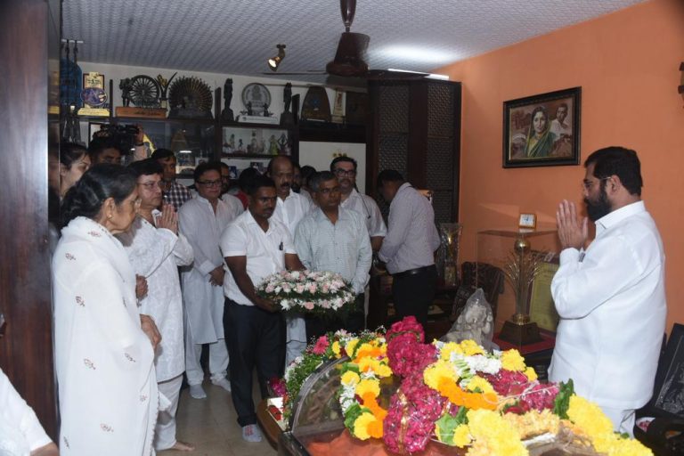 मुख्यमंत्री, उपमुख्यमंत्र्यांनी घेतले ज्येष्ठ अभिनेत्री सुलोचनादीदींच्या पार्थिवाचे अंत्यदर्शन