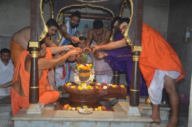  श्री ओंकारेश्वर मंदिरात हिमालयातील १००१ वनस्पतींचा जलाभिषेक